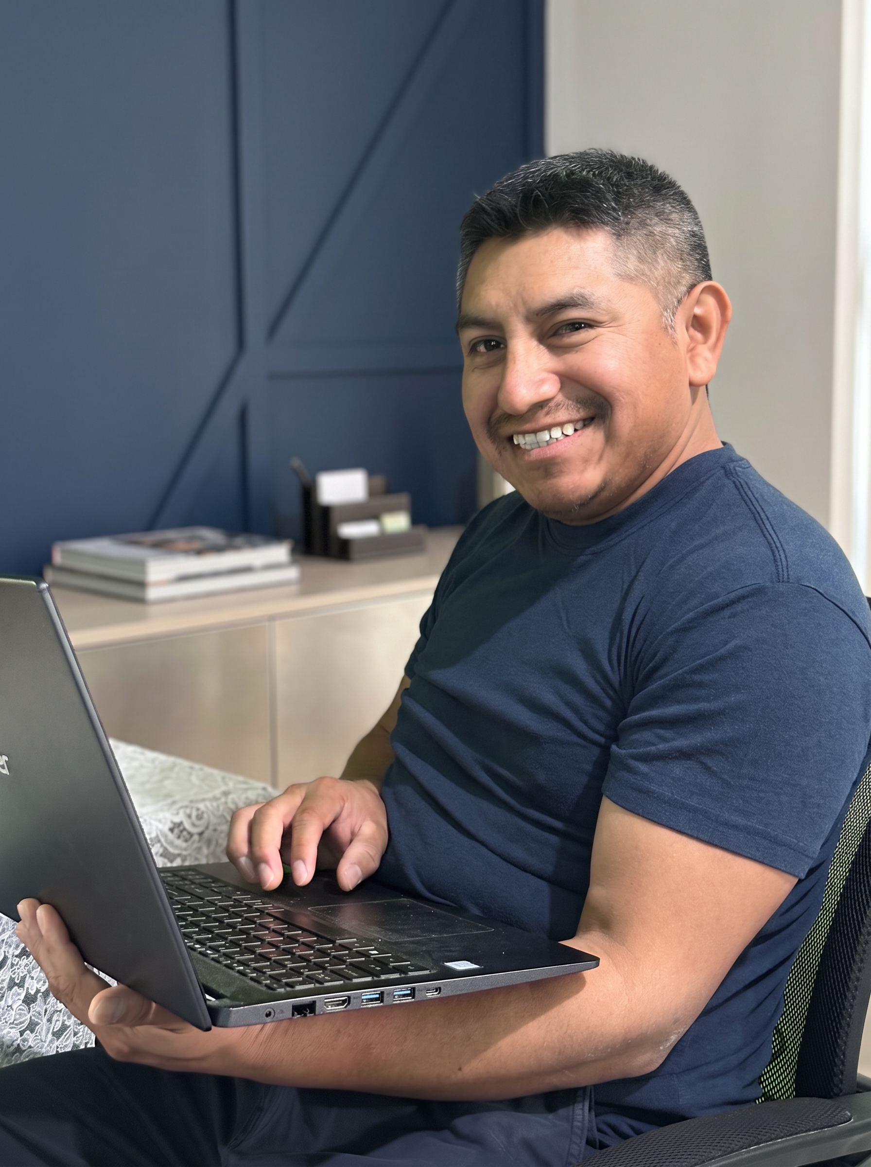 Fernando Jeronimo con su computadora